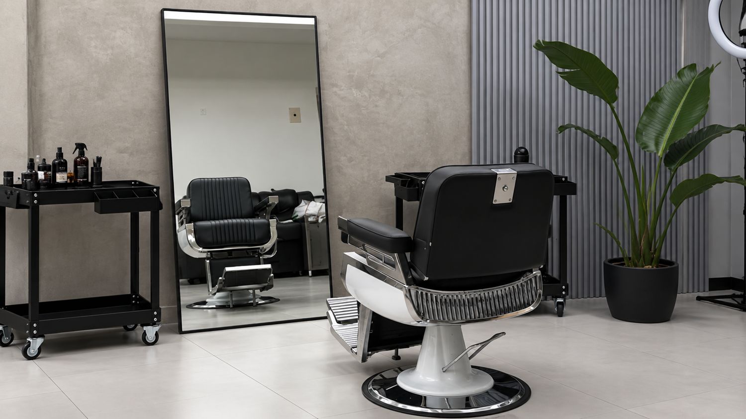 Sillón de barbero frente a un espejo, con planta y pared de listones